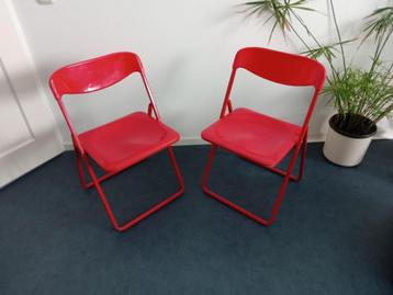 twee opklapstoeltjes beschikbaar voor biedingen