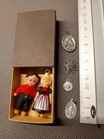 Miniatuur poppetjes en metalen hangertjes leuk poppenhuis, Ophalen of Verzenden, Zo goed als nieuw, Poppenhuis