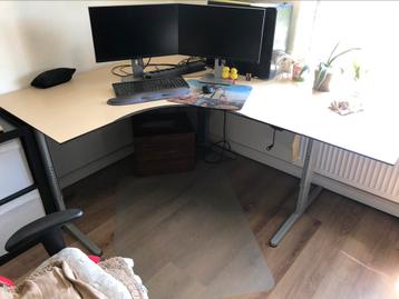 Hoekbureau van trespa verstelbaar
