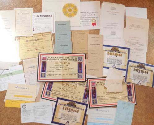 Diploma's certificaten rapporten enz. uit 1 familiepartij, Antiek en Kunst, Curiosa en Brocante, Verzenden