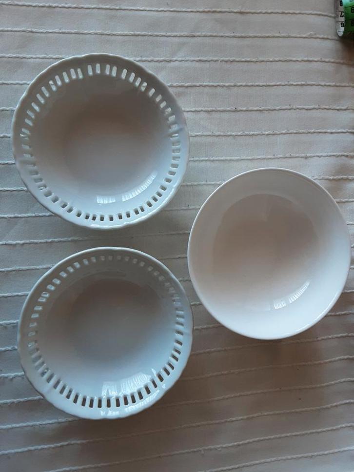2 opengewerkte schaaltjes., Huis en Inrichting, Keuken | Servies, Zo goed als nieuw, Schaal of Schalen, Overige stijlen, Porselein