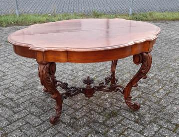 Antieke biedermeijer eet tafel beschikbaar voor biedingen