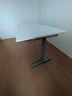Ikea Wit Bureau met grijs onderstel., Huis en Inrichting, Bureaus, Ophalen, In hoogte verstelbaar, Gebruikt, Bureau