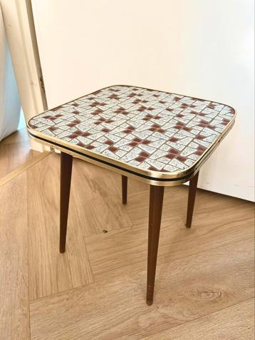 Mid century bijzettafeltje jaren '50 / '60 beschikbaar voor biedingen