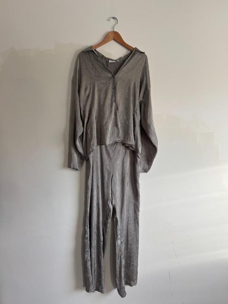 Zilveren Pyjama Set met Shirt en Broek maat L, Kleding | Dames, Pyjama's, Zo goed als nieuw, Maat 42/44 (L), Ophalen of Verzenden