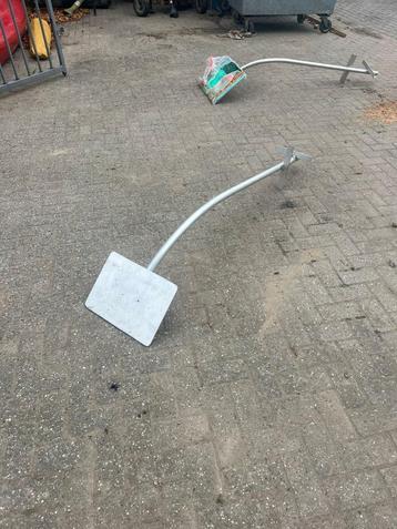 stalen paal met bordje lessenaar beschikbaar voor biedingen