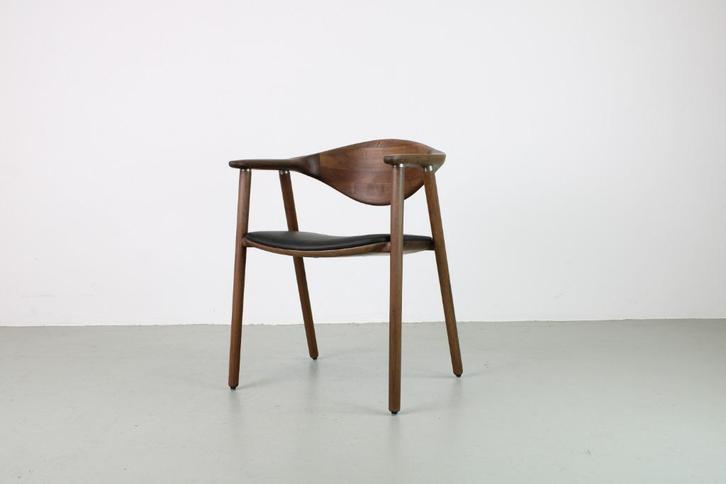 Artisan Naru stoel, Europees walnoot, zwart leer, Huis en Inrichting, Stoelen, Nieuw, Eén, Hout, Leer, Metaal, Zwart, Ophalen