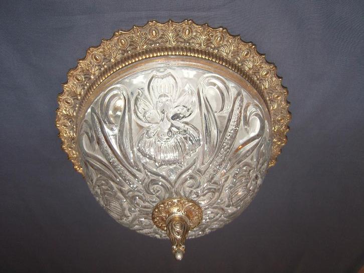 Oude plafonniere met bewerkteglaskap en messingrand en rozet, Huis en Inrichting, Lampen | Plafondlampen, Gebruikt, Ophalen of Verzenden