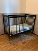 Zwart metalen babyledikant met verhogers, Ophalen, Zo goed als nieuw, Ledikant