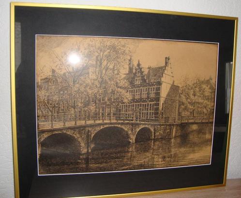 Amsterdam , het huis aan de drie grachten - nieuw ingelijst, Antiek en Kunst, Kunst | Etsen en Gravures, Ophalen of Verzenden