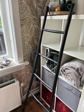 Zwart houten plaidrek beschikbaar voor biedingen