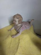 14108 ) Antiek Porseleinen Kruipende Baby Beeldje, Ophalen of Verzenden