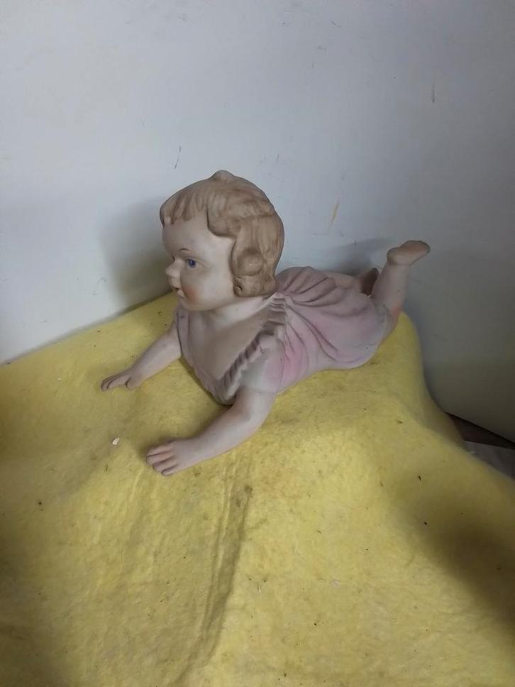 14108 ) Antiek Porseleinen Kruipende Baby Beeldje, Antiek en Kunst, Kunst | Beelden en Houtsnijwerken, Ophalen of Verzenden