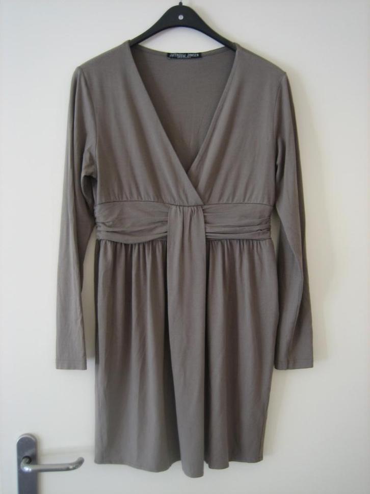 Zeer apart taupekleurig jurkje JUFFROUW JANSEN, M snazzeys, Kleding | Dames, Jurken, Nieuw, Maat 38/40 (M), Beige, Onder de knie