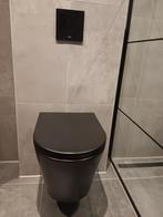 Zwart hangend toilet met drukplaat., Doe-het-zelf en Verbouw, Sanitair, Ophalen, Zo goed als nieuw, Toilet