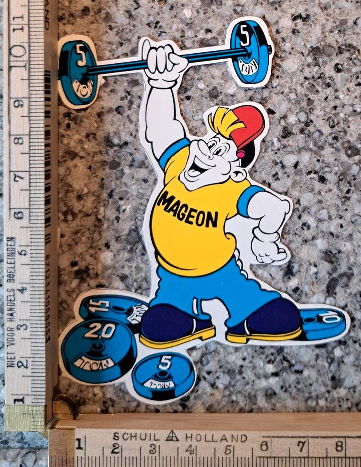 Vintage sticker gewichtheffer Mageon Caterpillar heftrugroot, Verzamelen, Stickers, Zo goed als nieuw, Ophalen of Verzenden