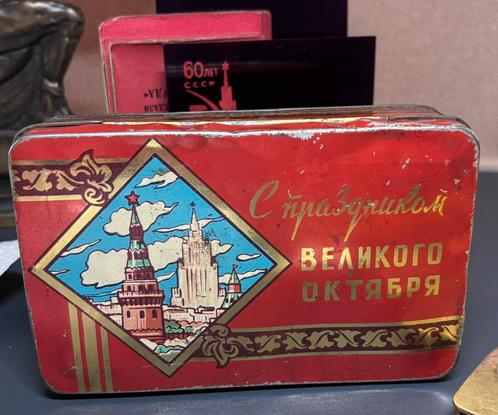 Vintage Sovjet Snoepdoos – “Feest van de Grote Oktober”, Verzamelen, Blikken, Zo goed als nieuw, Overige, Overige merken, Ophalen of Verzenden