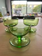 3 groene retro glaasjes oud, Ophalen of Verzenden, Zo goed als nieuw, Borrel- of Shotglas