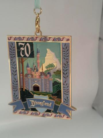 Disney 70 anniversary anaheim ornament beschikbaar voor biedingen