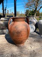 Oude kruik van terracotta, Ophalen