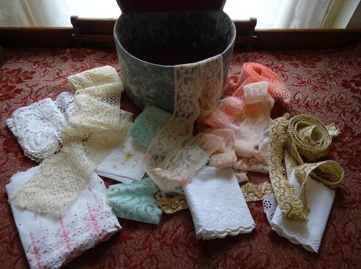 Ronde stoffen doos gevuld met kant en zakdoeken., Antiek en Kunst, Antiek | Kleden en Textiel, Ophalen of Verzenden