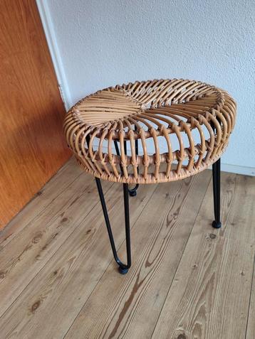 Vintage rotan/bamboe kruk beschikbaar voor biedingen