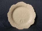 Wedgwood bord met relief bladmotief (cabbage leaf) ca 1970, Ophalen of Verzenden