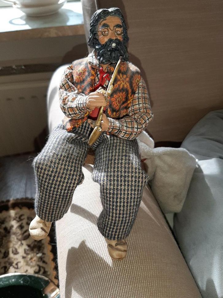 Man op stoel met saksefoon, Verzamelen, Beelden en Beeldjes, Zo goed als nieuw, Mens, Ophalen of Verzenden