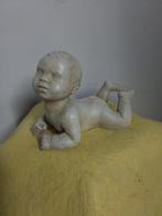 13413)  mooi beeldje  liggend kindje  lang  20cm, Verzamelen, Beelden en Beeldjes, Ophalen of Verzenden, Zo goed als nieuw, Dier