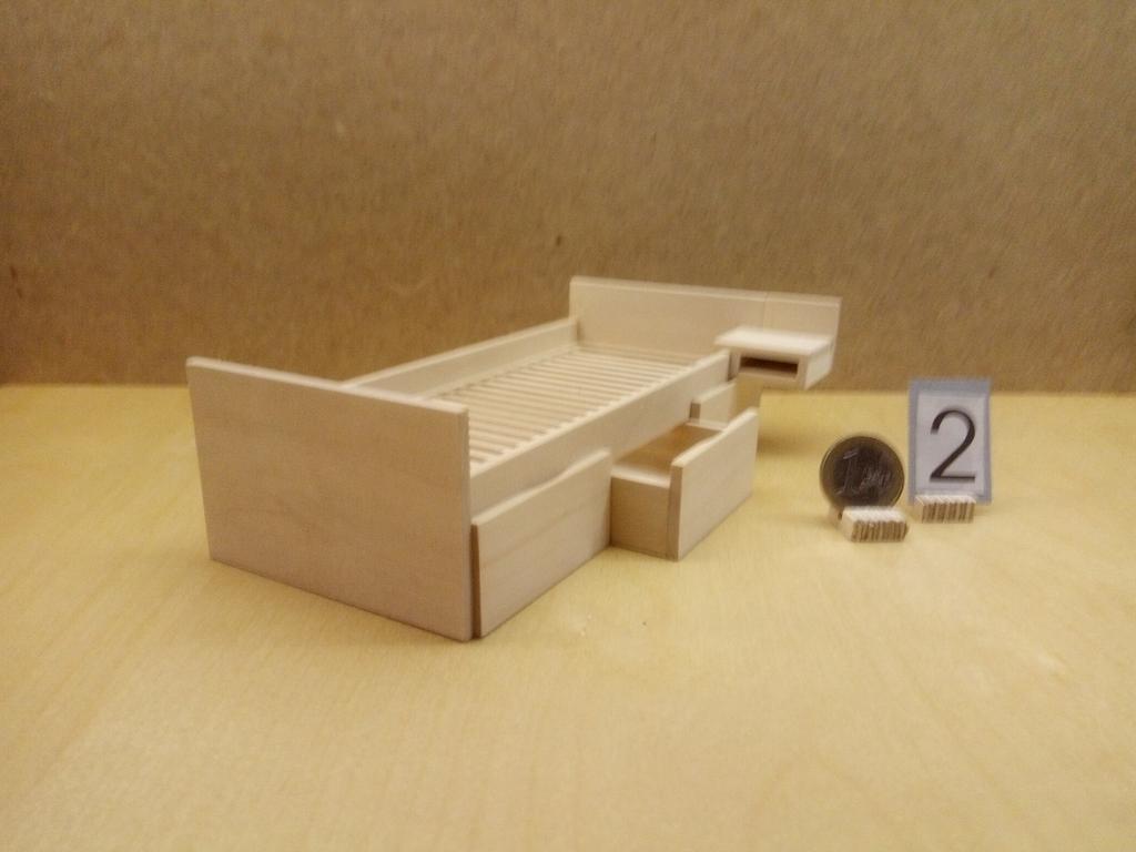 Miniatuur een persoon bed 1:12, Verzamelen, Poppenhuizen en Toebehoren, Ophalen of Verzenden, Zo goed als nieuw, Poppenhuis