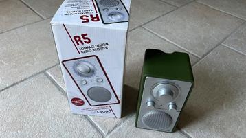 Een Artsound R5 compacte radio-ontvanger.  beschikbaar voor biedingen