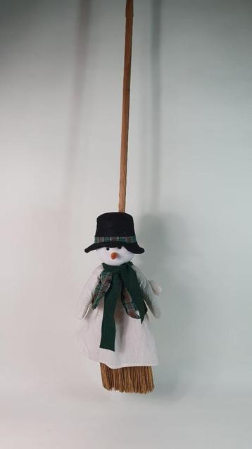 Decoratieve bezem, met sneeuwpop, winter, kerst. S32 beschikbaar voor biedingen