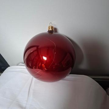 Grote rode kunststof kerstbal beschikbaar voor biedingen