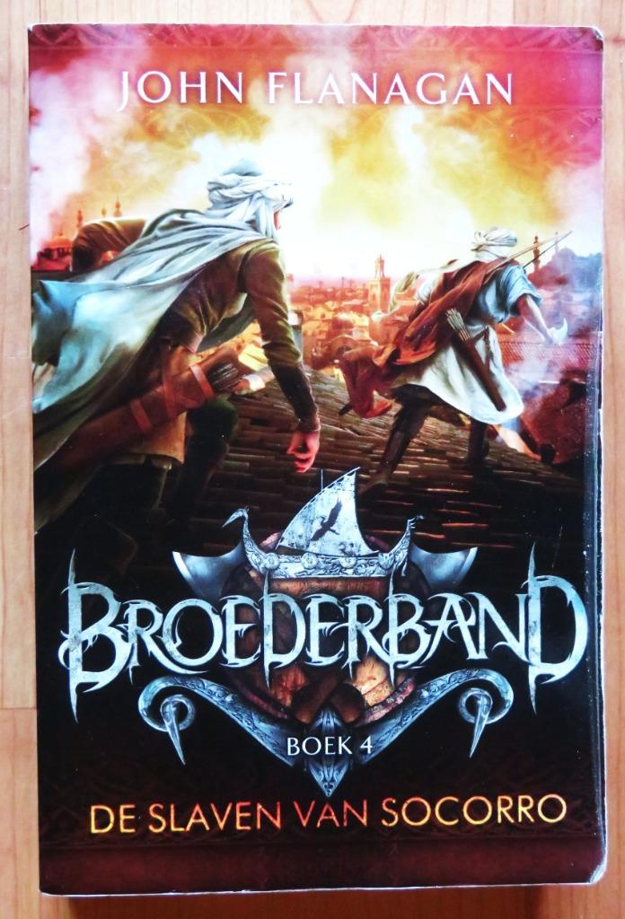 John Flanagan: Broederband deel 4: De slaven van Socorro, Boeken, Kinderboeken | Jeugd | 13 jaar en ouder, Zo goed als nieuw, Ophalen of Verzenden