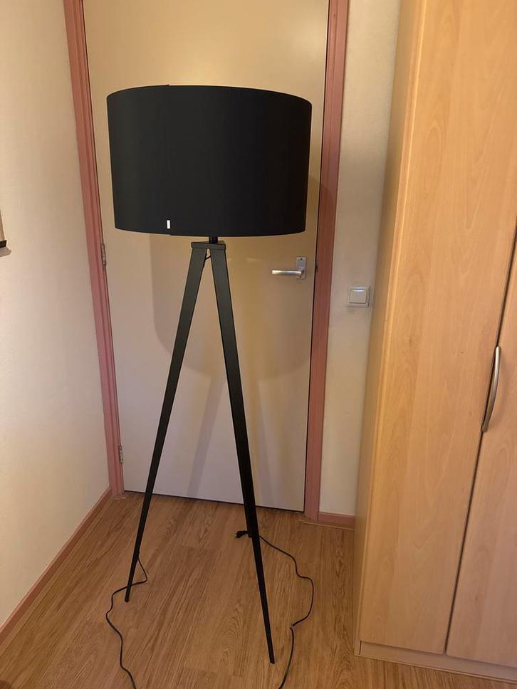 Zwarte Zuiver Tripod Vloerlamp, Huis en Inrichting, Lampen | Vloerlampen, Zo goed als nieuw, 100 tot 150 cm, Stof, Ophalen