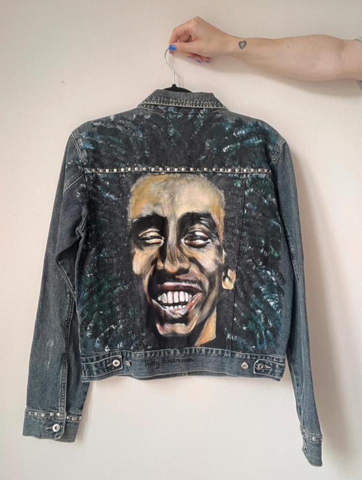 Bob Marley spijkerjas met studs, L. Reggae denim jack band, Kleding | Dames, Jassen | Zomer, Gedragen, Maat 42/44 (L), Blauw, Verzenden