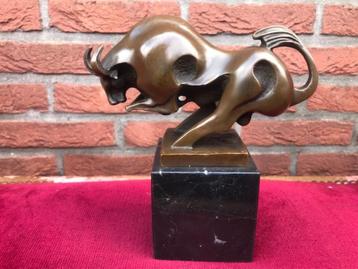 mooi vormgegeven bronzen beeld van een stier beschikbaar voor biedingen