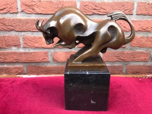mooi vormgegeven bronzen beeld van een stier, Antiek en Kunst, Kunst | Beelden en Houtsnijwerken, Ophalen of Verzenden