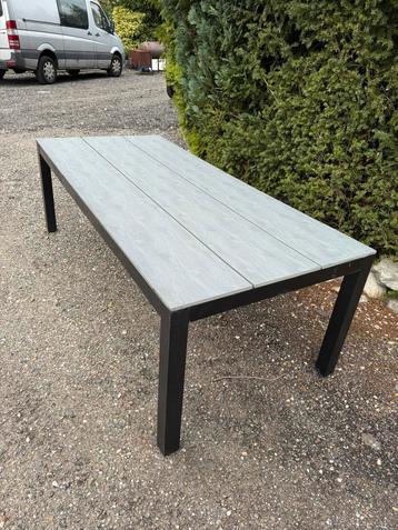 Leuke Tuintafel van 2m25x1m beschikbaar voor biedingen