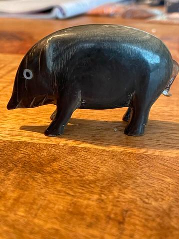 Stenen beeldje van een Wild Zwijn beschikbaar voor biedingen