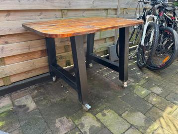 Industriële tafel met wielen te koop – ideaal voor buiten beschikbaar voor biedingen