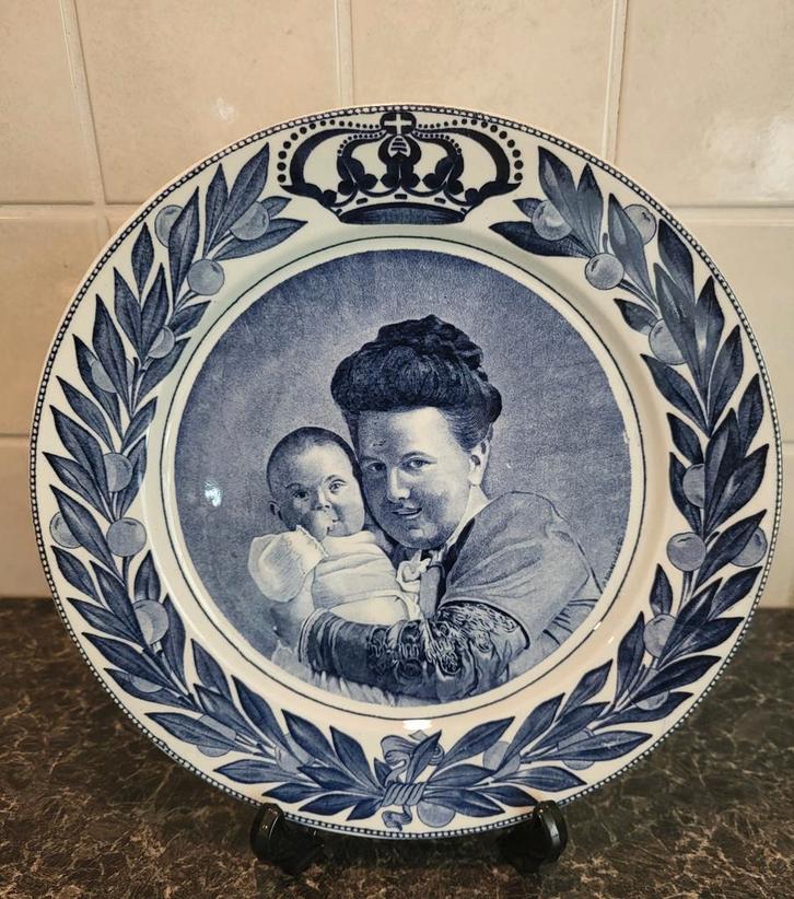 Bord Geboorte Juliana met koningin Wilhelmina (1909), Verzamelen, Koninklijk Huis en Royalty, Zo goed als nieuw, Servies, Nederland