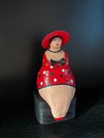 Dikke dame met rode jurk en zonnehoed, Ophalen of Verzenden