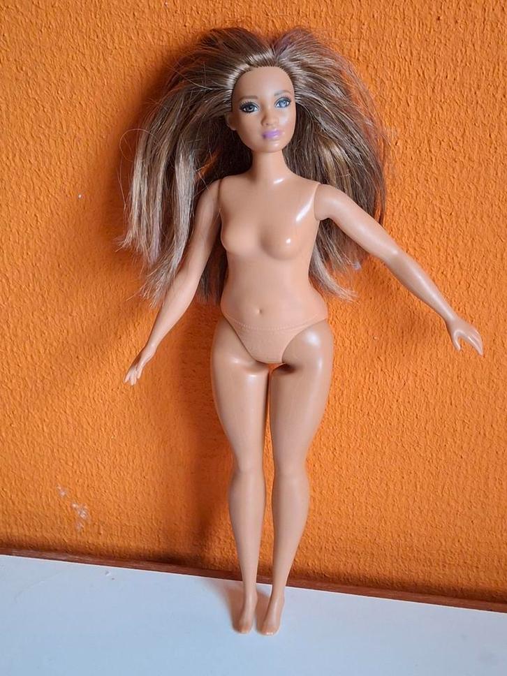 Barbie Fashionistas Curvy - Mattel, Verzamelen, Poppen, Zo goed als nieuw, Ophalen of Verzenden