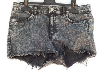 Stoere korte zwarte spijkerbroek. Mt 40. Merk Divided beschikbaar voor biedingen