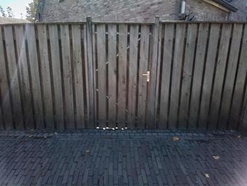 Stevige geimpregneerde schutting van 4 panelen, en een poort beschikbaar voor biedingen