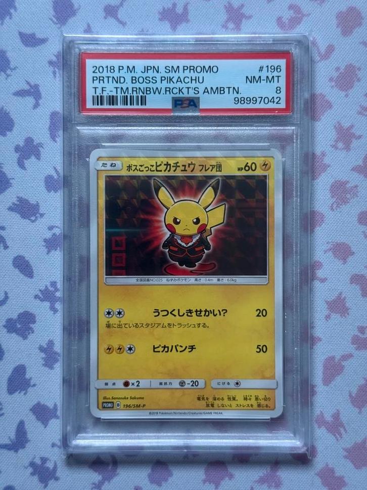 Pokémon SM Promo Japans 2018 Pretend Boss Pikachu 196 PSA 8, Hobby en Vrije tijd, Verzamelkaartspellen | Pokémon, Nieuw, Losse kaart