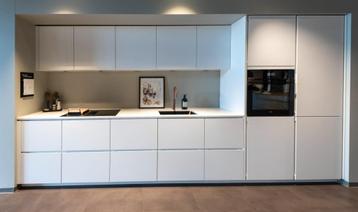 Kvik showroomkeuken | Wit mat | Composiet blad | 40% korting beschikbaar voor biedingen