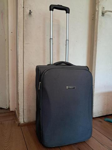 handBaggage/ reiskoffer. Wielen zijn versleten/kapot. beschikbaar voor biedingen