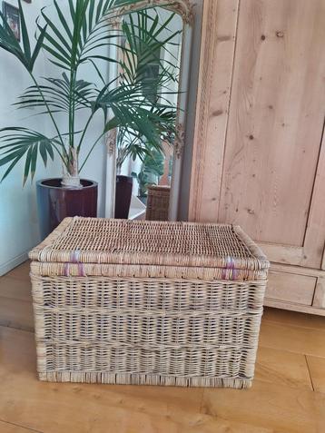 Vintage grote rieten rotan mand kist beschikbaar voor biedingen